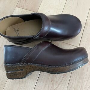 Women’s Size 9 Dansko Clogs
